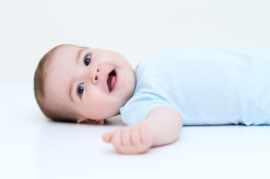 Beyaz arka plan üzerinde mutlu güzel bebek portre