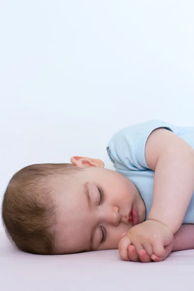 Adorável e bonito bebê dormindo no fundo branco — Fotografia de Stock