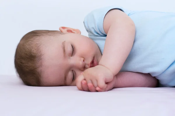 Adorable bebé durmiendo sobre fondo blanco — Foto de Stock