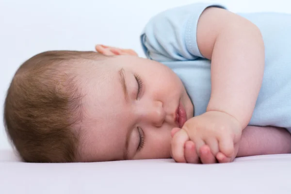 Adorable retrato de bebé dormido sobre fondo blanco — Foto de Stock