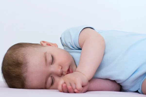 Adorable slapende baby op witte achtergrond — Stockfoto