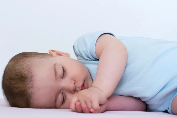 Adorable bebé dormido sobre fondo blanco — Foto de Stock