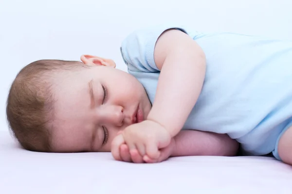 Mooie slapende baby op witte achtergrond — Stockfoto