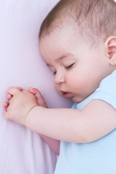 Szép aranyos alvó baba-rózsaszín háttér — Stock Fotó