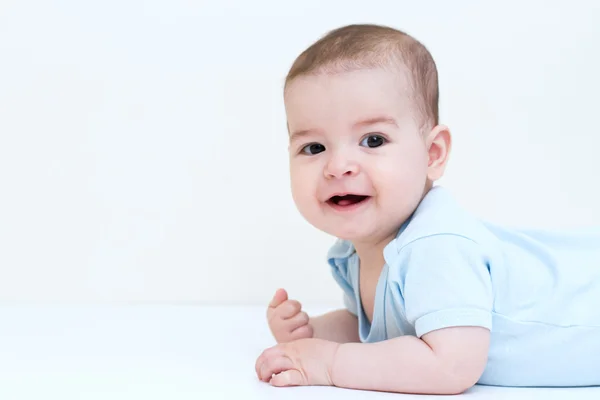 Feliz bebê sorridente no fundo branco — Fotografia de Stock