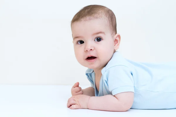 Jolie bébé posant sur fond blanc — Photo