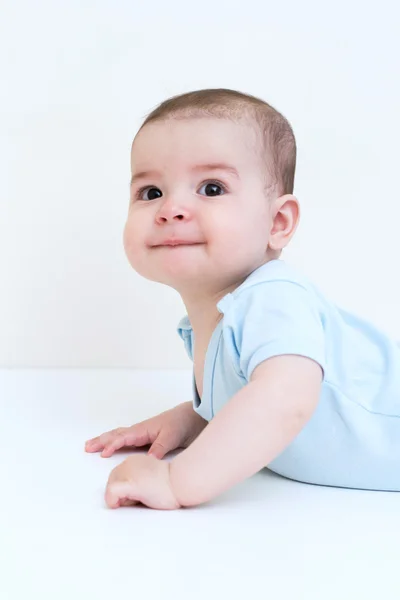 Adorable bébé posant mordre sa lèvre sur fond blanc — Photo