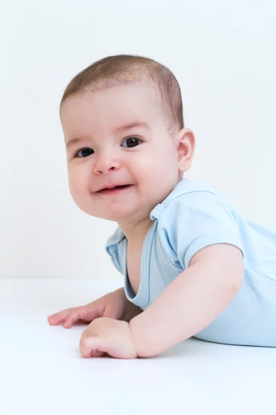 Roztomilé dítě portrét pózuje na bílém pozadí — Stock fotografie