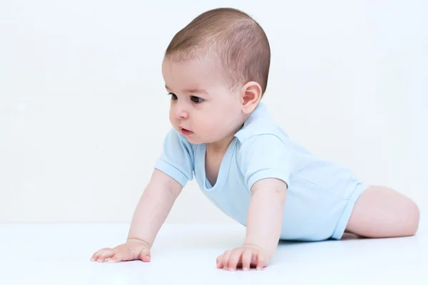 Αξιολάτρευτο μωρό ποζάρει σε άσπρο φόντο — Φωτογραφία Αρχείου