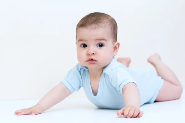 Joli bébé regarder la caméra sur fond blanc — Photo