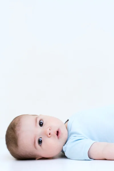 Adorable portrait de bébé surpris sur fond blanc — Photo