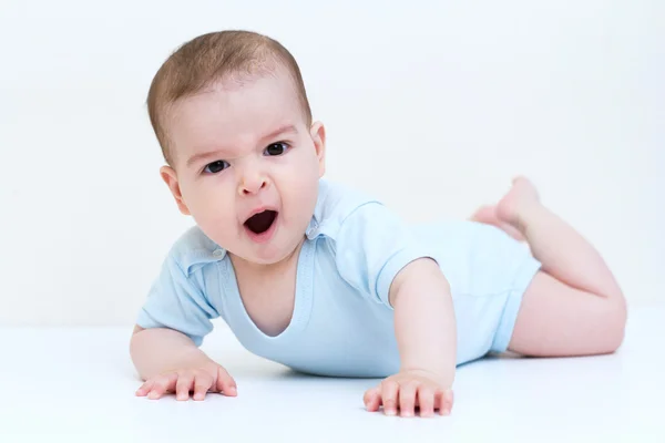 Niedliche klaffende Baby auf weißem Hintergrund lizenzfreie Stockbilder