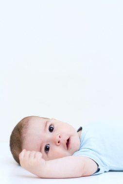 Güzel bebek üzerinde beyaz backgbround portresi