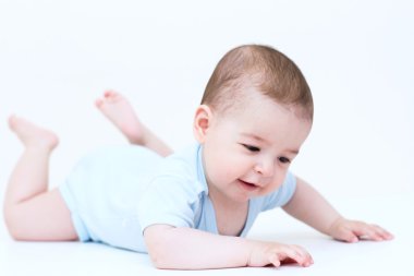 Beyaz arka plan üzerinde aşağı gülümseyen bebek bakmak