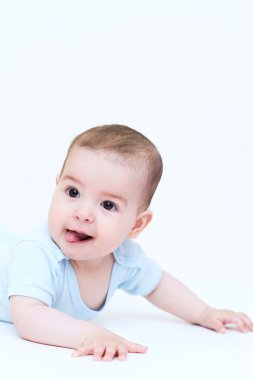 Dil ile beyaz arka plan üzerinde komik güzel bebek