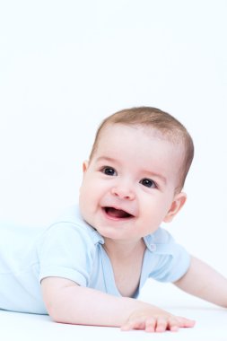 Beyaz arka plan üzerinde gülümseyen ve güzel bebek