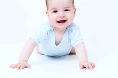 Tatlı bebek beyaz yerde yatarken