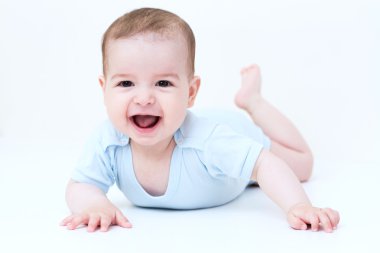 Beyaz arka plan üzerinde yalan mutlu güzel bebek