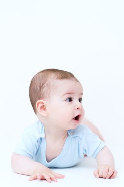 Sürpriz bebek beyaz arka plan üzerinde bir tarafa bak