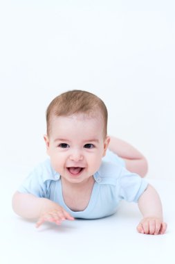 Dil bebek beyaz yerde yatarken ile gülümseyen