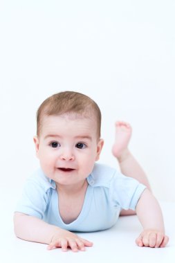 Beyaz arka planda yatan sevimli bebek.