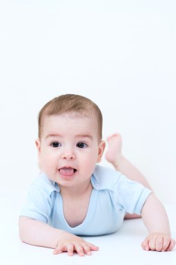 Beyaz arka plan üzerinde dil ile şirin bebek