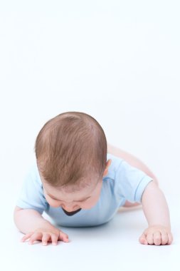 Beyaz arka plan üzerinde Ağlayan bebek