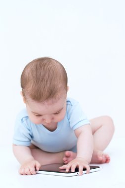 Şu tatlı bebeğe beyaz zemin üzerine tablet ile oynamak