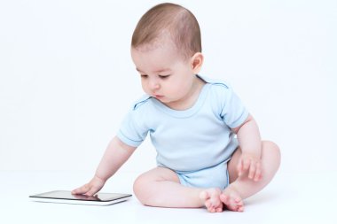 Oturma ve tablet ile oynarken güzel bebek