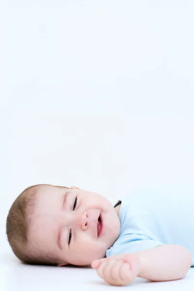 Retrato sonriente de hermoso bebé sobre fondo blanco — Foto de Stock