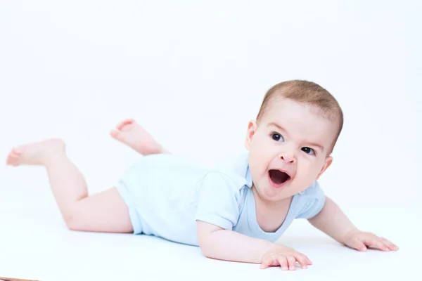 Sdraiato sul pavimento bianco bellissimo bambino e gape — Foto Stock
