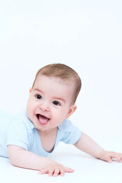 Смешной красивый ребенок с языком на белом фоне — стоковое фото
