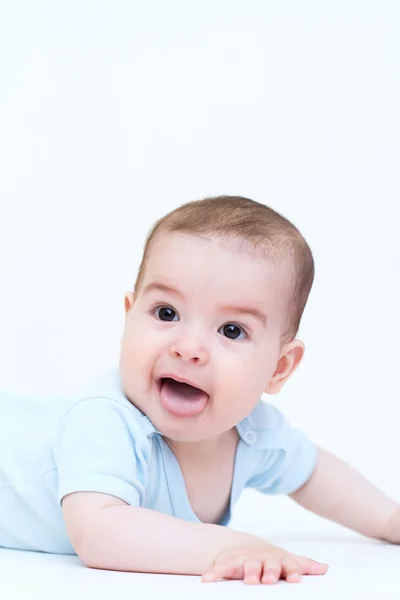 Bébé drôle avec la langue sur fond blanc — Photo