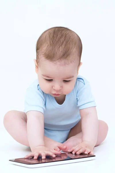 Małe dziecko bawiąc się tabletki — Zdjęcie stockowe