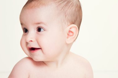 Çok güzel güzel gülümseyen bebek portresi bir tarafa bak