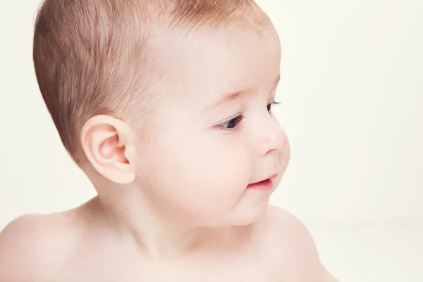 Adorable portrait de beau bébé regarder d'un côté — Photo