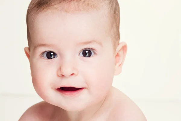 Beau portrait en gros plan d'un beau bébé souriant — Photo