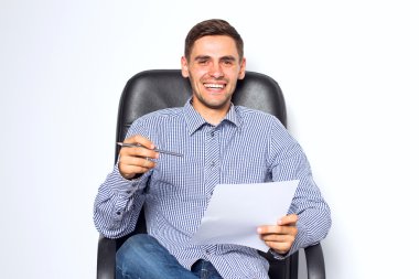 Beyaz arka plan üzerinde ofiste iş adamı tutun kağıt ve marker