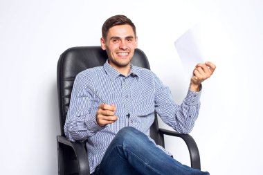 Beyaz arka plan üzerinde ofiste iş adamı tutun kağıt ve marker