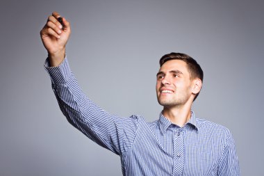 Bir şey gri arka plan üzerine marker ile işaret iş adamı