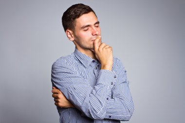 Gri arka plan üzerinde düşünme işadamı portresi