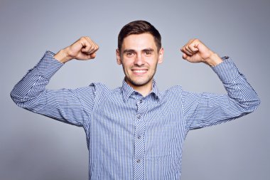 Gri arka plan üzerinde mutlu iş adamı