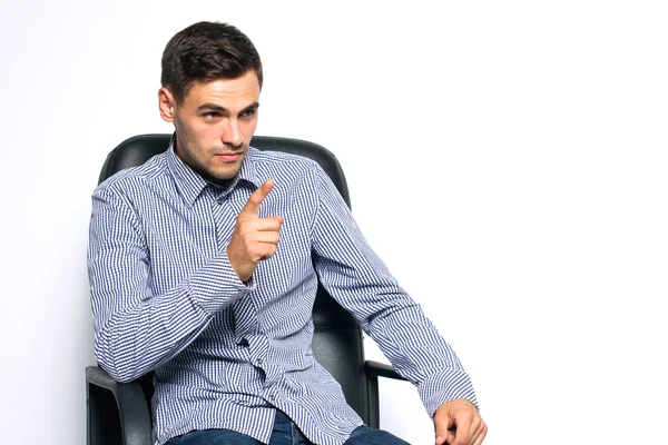 Hombre de negocios sentado en silla y posando aislado sobre fondo blanco —  Fotos de Stock