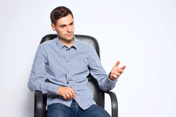 Hombre de negocios sentado en silla y posando aislado sobre fondo blanco —  Fotos de Stock