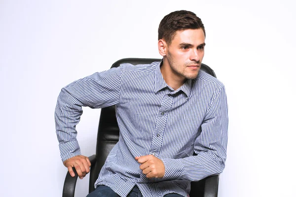 Sandalyede oturan ve üzerinde izole beyaz arka plan poz iş adamı — Stok fotoğraf