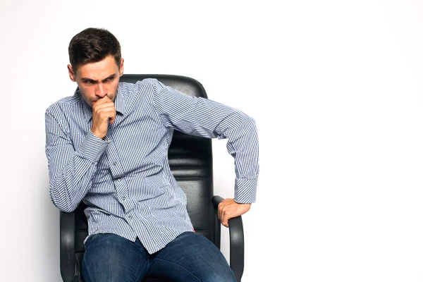 Hombre de negocios sentado en silla y posando aislado sobre fondo blanco —  Fotos de Stock