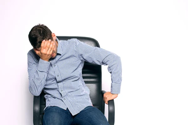 Hombre de negocios sentado en silla y posando aislado sobre fondo blanco —  Fotos de Stock