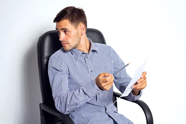 Деловой человек держит бумагу и маркер в офисе на белом фоне — стоковое фото