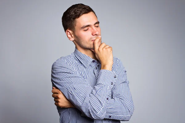 Retrato del hombre de negocios pensante sobre fondo gris —  Fotos de Stock