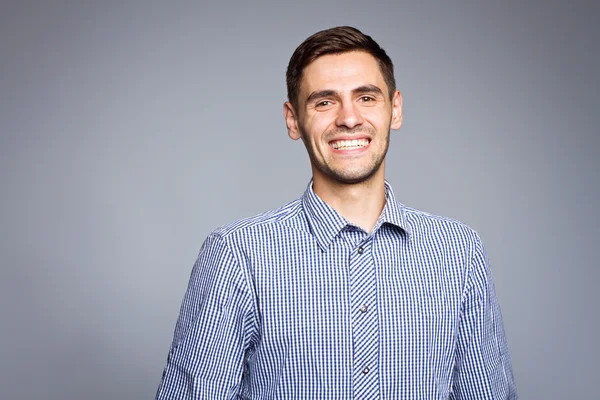 Feliz hombre de negocios sonriente, aislado sobre fondo gris —  Fotos de Stock